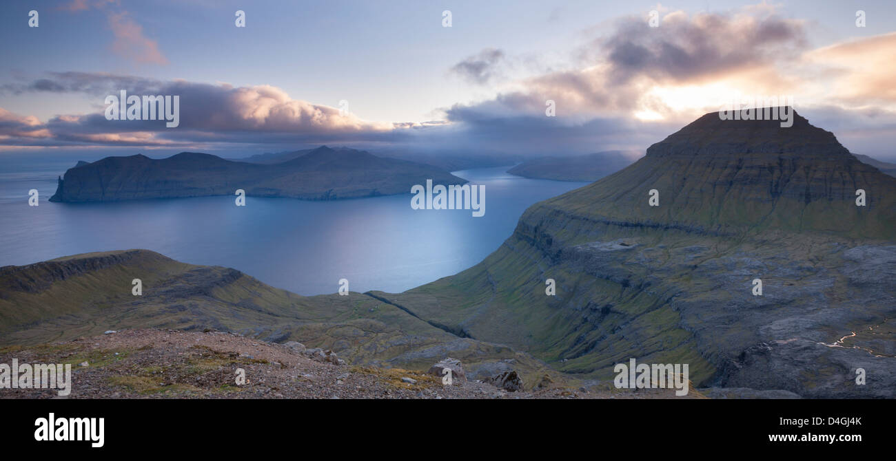 Mit Blick auf die Insel Vagar aus den Bergen von Streymoy, Färöer-Inseln, Europa. (Juni) im Sommer 2012. Stockfoto