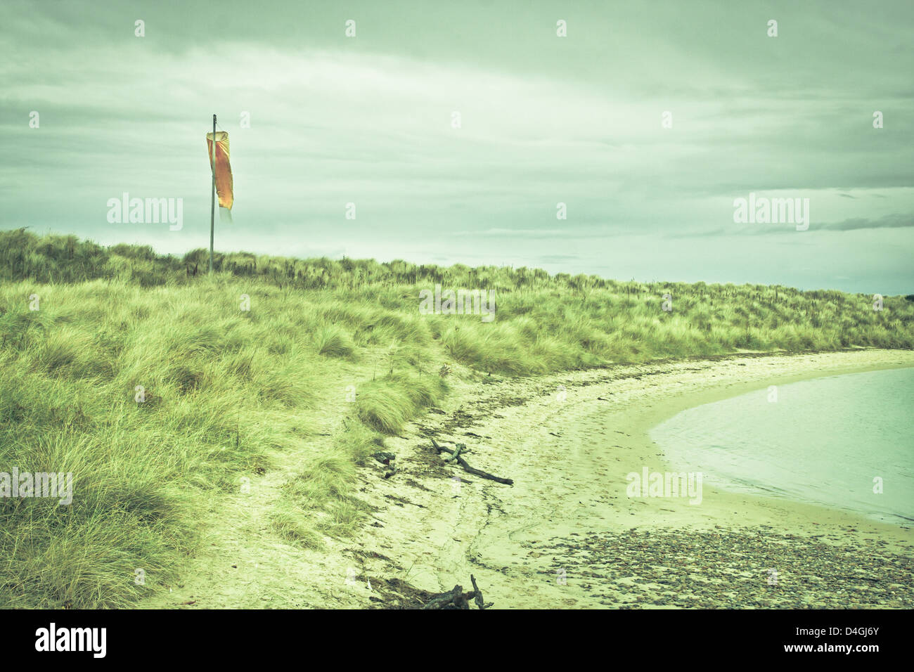 Strand von Findhorn in Schottland mit Windsack an einem bewölkten Tag Stockfoto