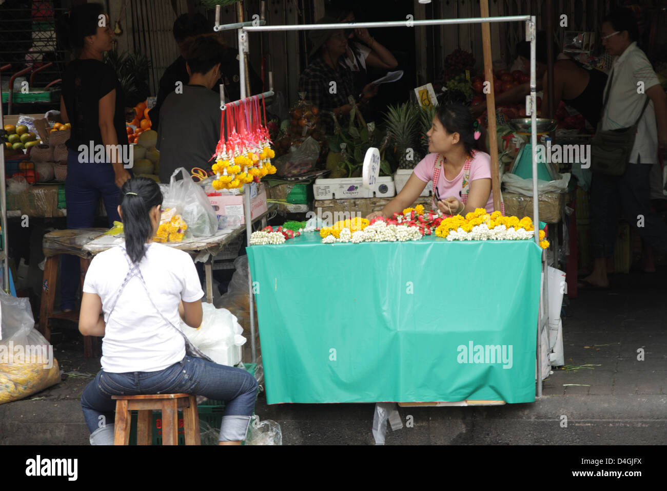 Thai Girlande Blume Verkäufer an Pakhlong Flower Market in Bangkok, Thailand Stockfoto