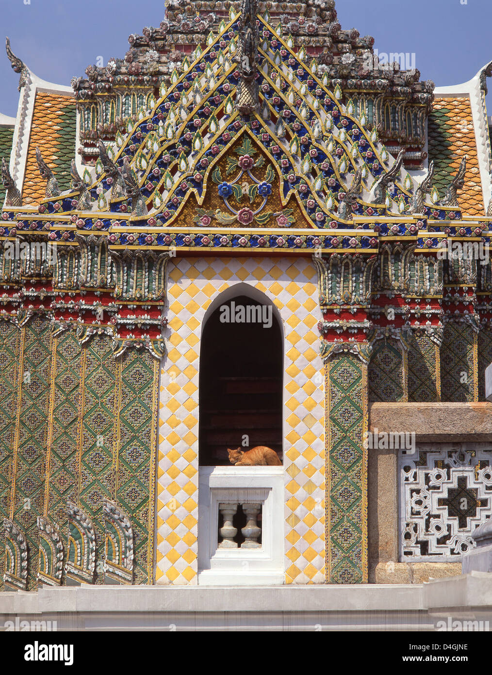 Katze ruht im Tempel, Grand Palace, Rattanakosin-Insel, Phra Nakhon Bezirk, Bangkok, Thailand Stockfoto