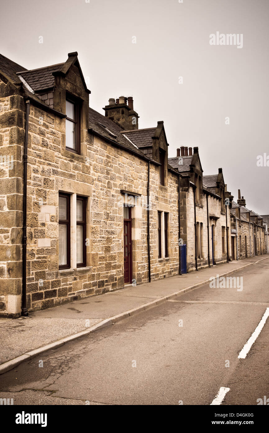 Reihe von traditionellen Steinhäusern in einem schottischen Dorf Stockfoto