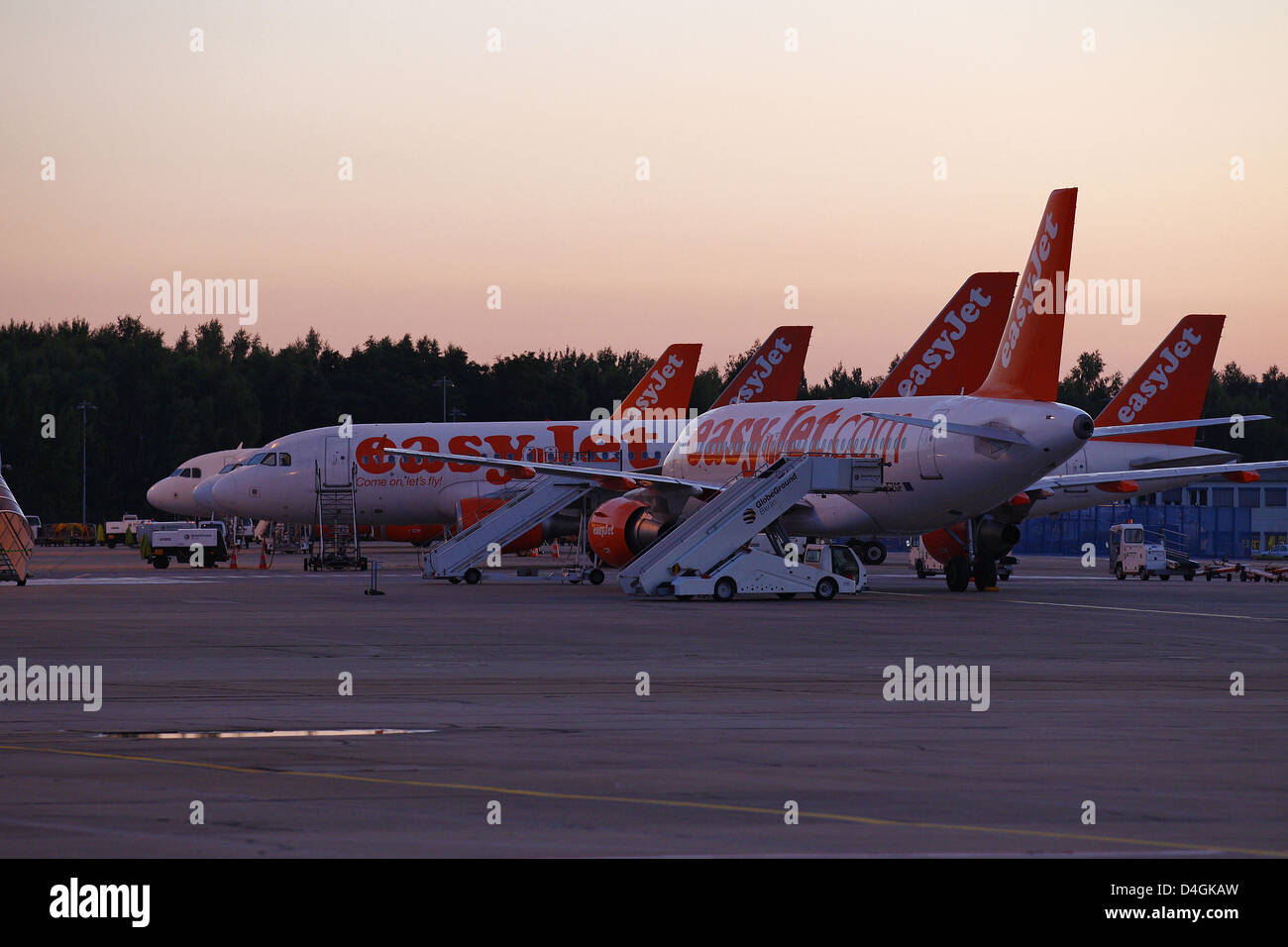 Schönefeld, Deutschland, das Flugzeug auf der Landebahn des Flughafens Berlin-Tegel Stockfoto