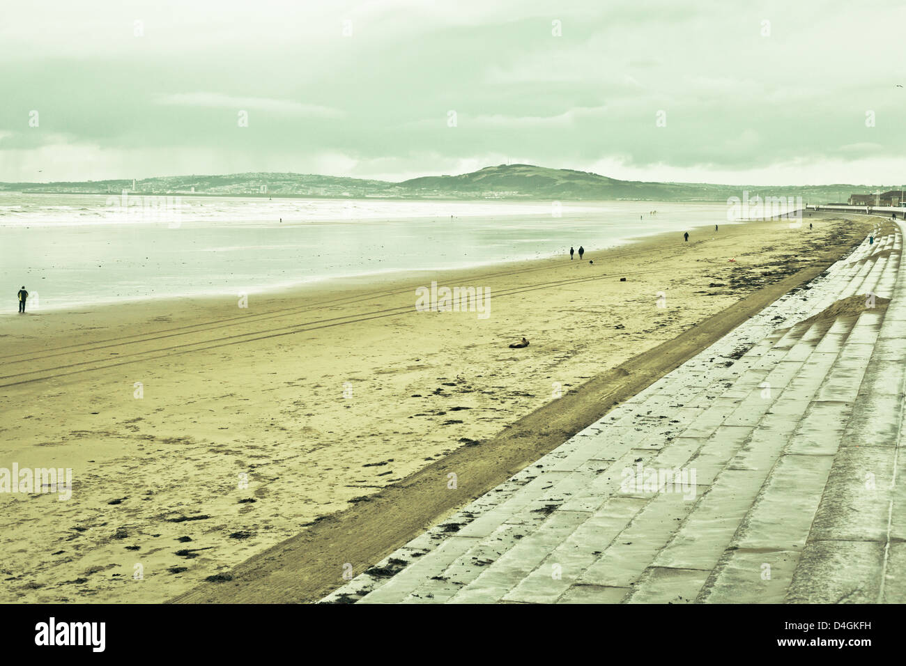 Blick auf Aberafan Strand in South Wales im Winter, mit Swansea City auf der Strecke Stockfoto