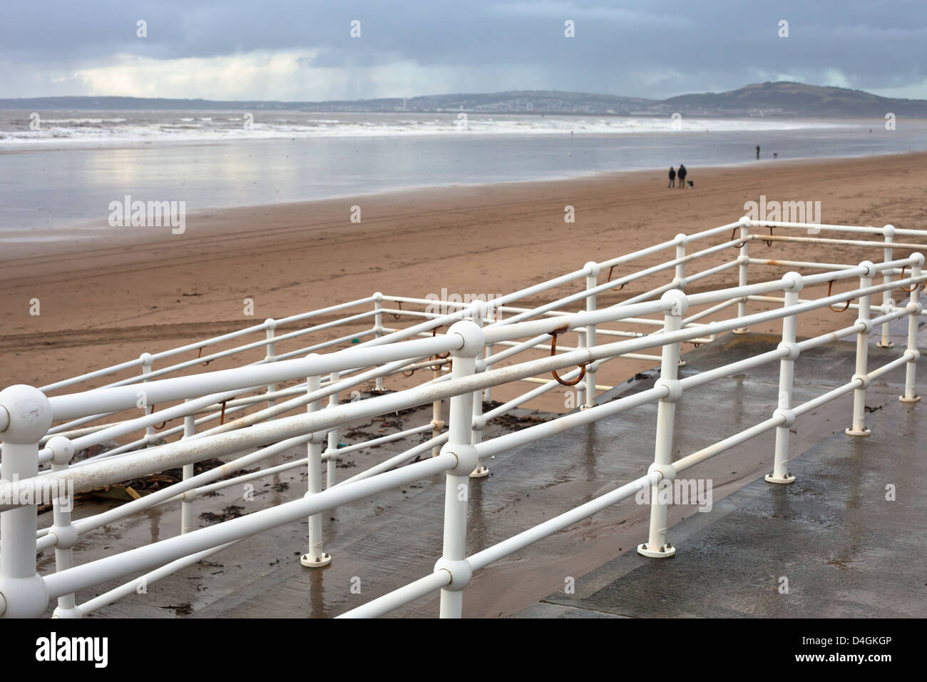 Blick auf Aberafan Strand in South Wales im Winter mit Swansea City in der Ferne Stockfoto