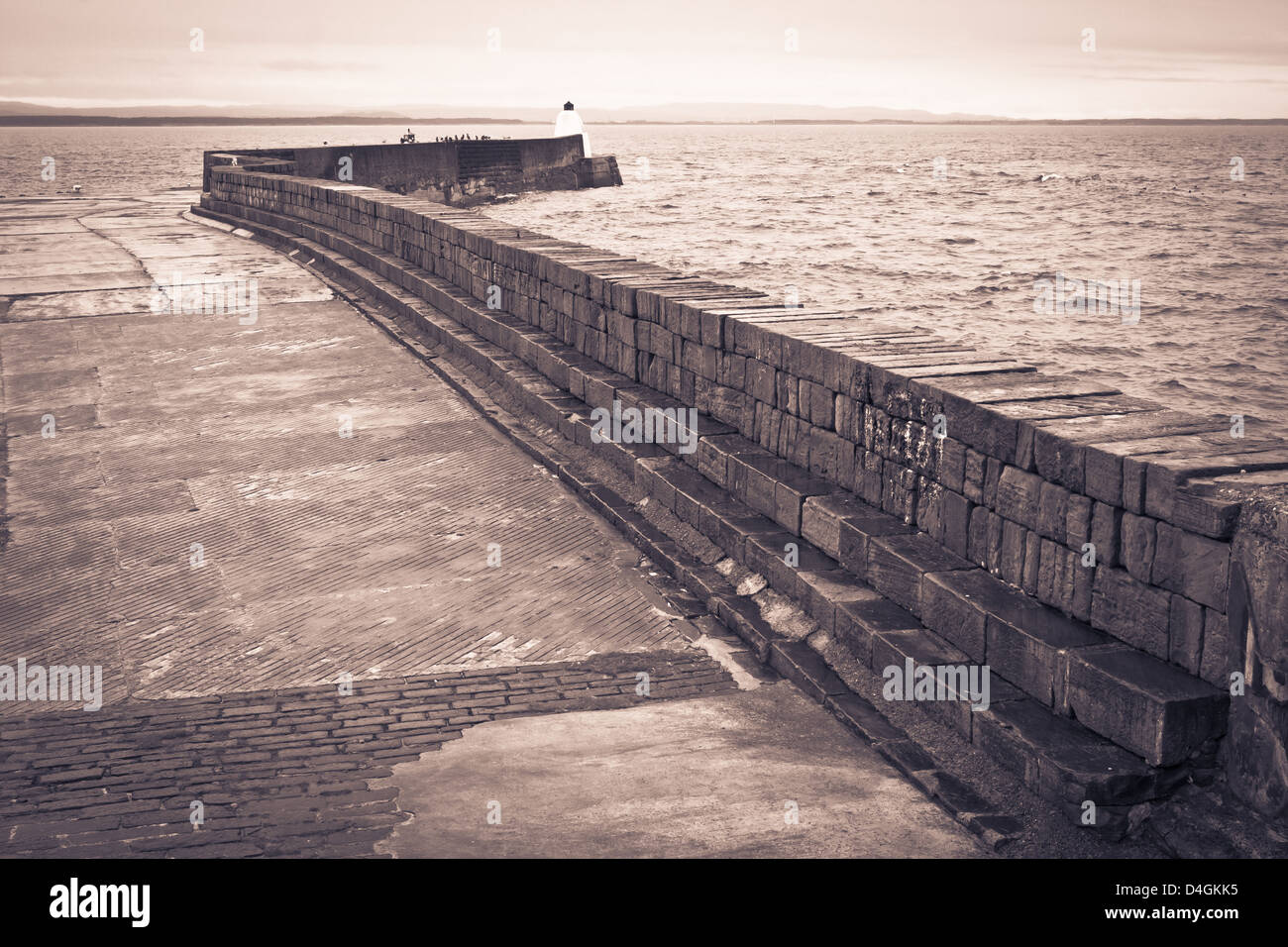 Pier im Hafen von Burghead in Schottland an einem bewölkten Tag Stockfoto