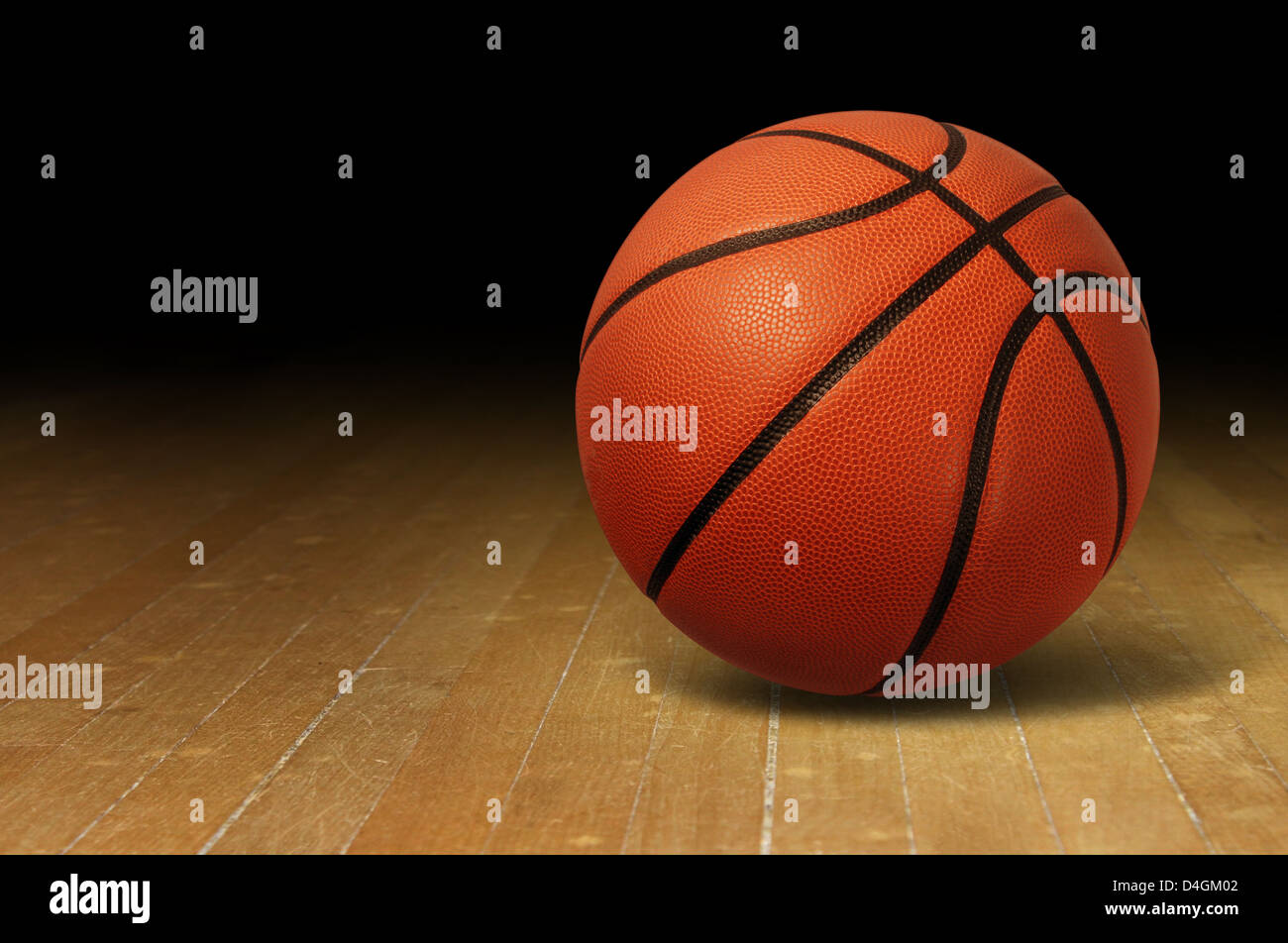 Basketball auf einem Parkettboden Gericht als Sport- und Fitness Symbol einer Team-Freizeit-Aktivität mit einem Lederball Dribblings und Vergehen im Wettbewerb Turniere zu spielen. Stockfoto