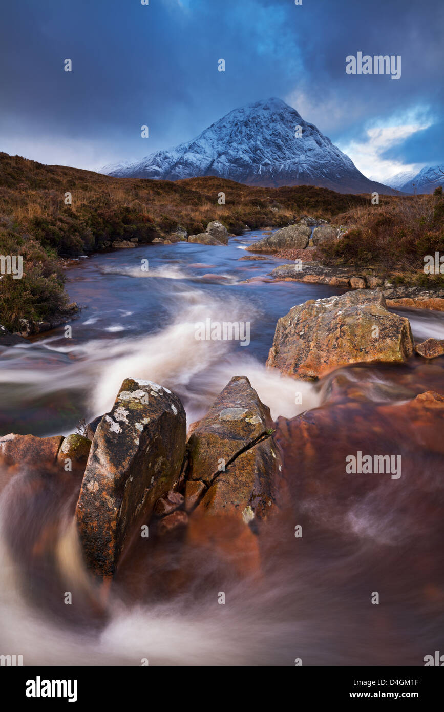 Highland Bach durch Rannoch Moor in Richtung Buachaille Etive Mor Mountain, Schottland. Herbst (November) 2012. Stockfoto