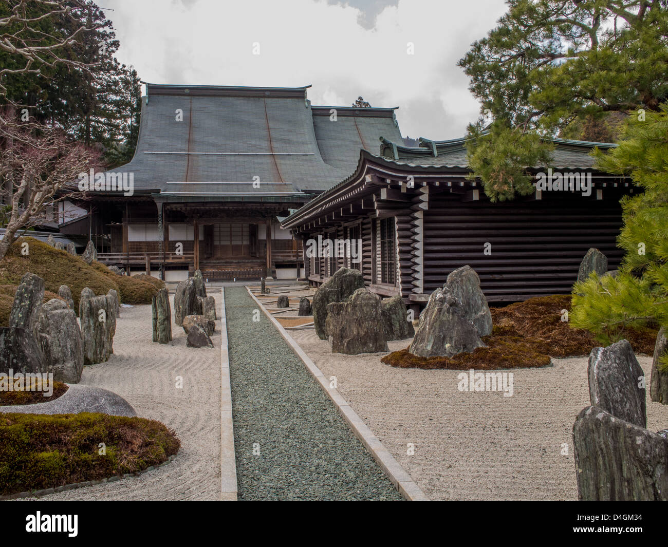 Karesansui Garten in einem buddhistischen Tempel, Koyasan, Japan. Stein, erstellen Moos und Baum eine komplexe und befriedigende Landschaft. Stockfoto