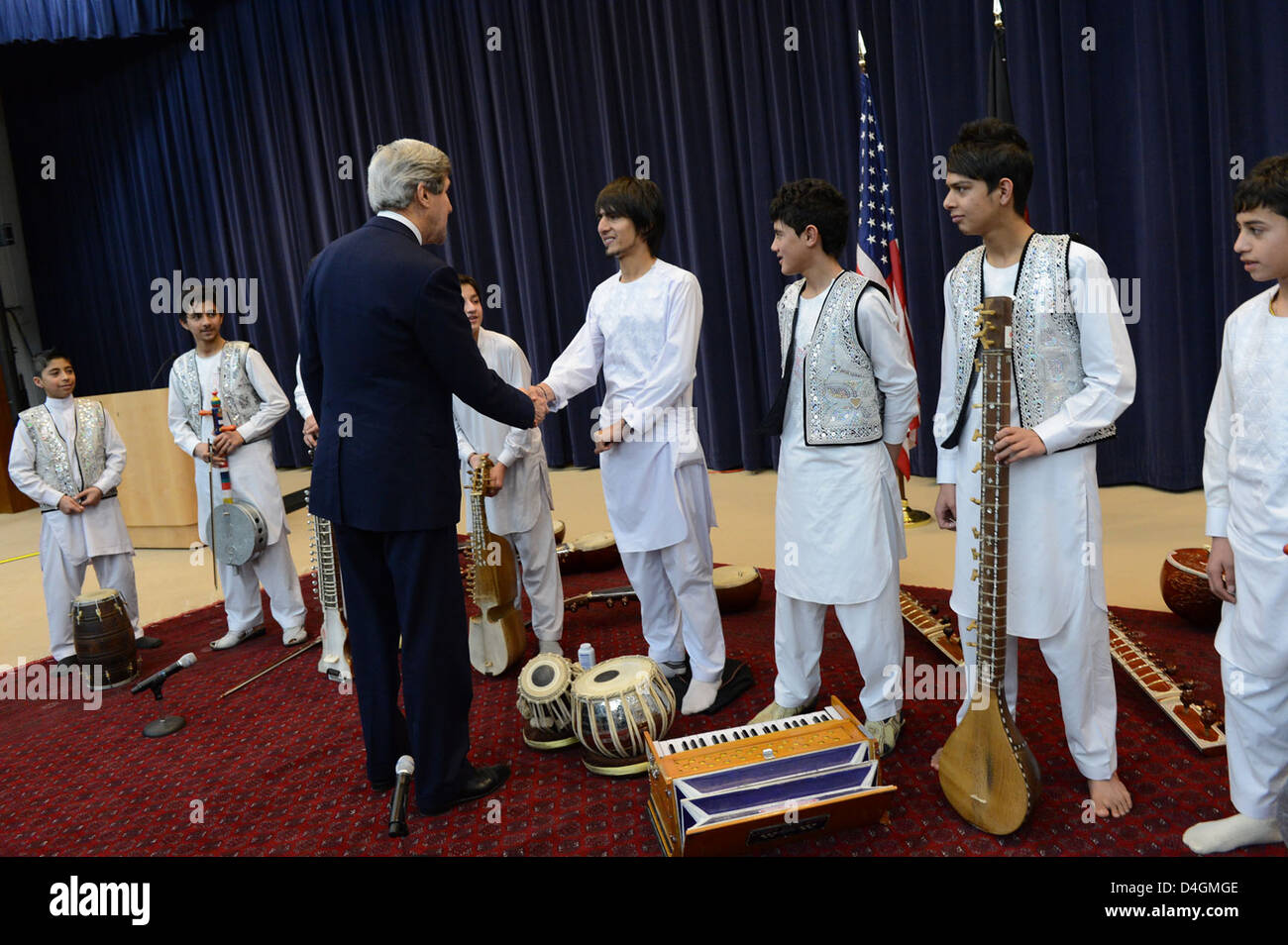 Secretary Kerry überrascht Kinder von Afghan National Institute of Music Stockfoto