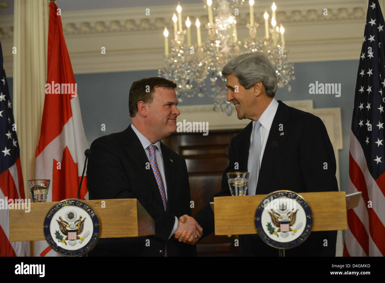 Secretary Kerry schüttelt Hände mit kanadischen Außenminister Baird Stockfoto