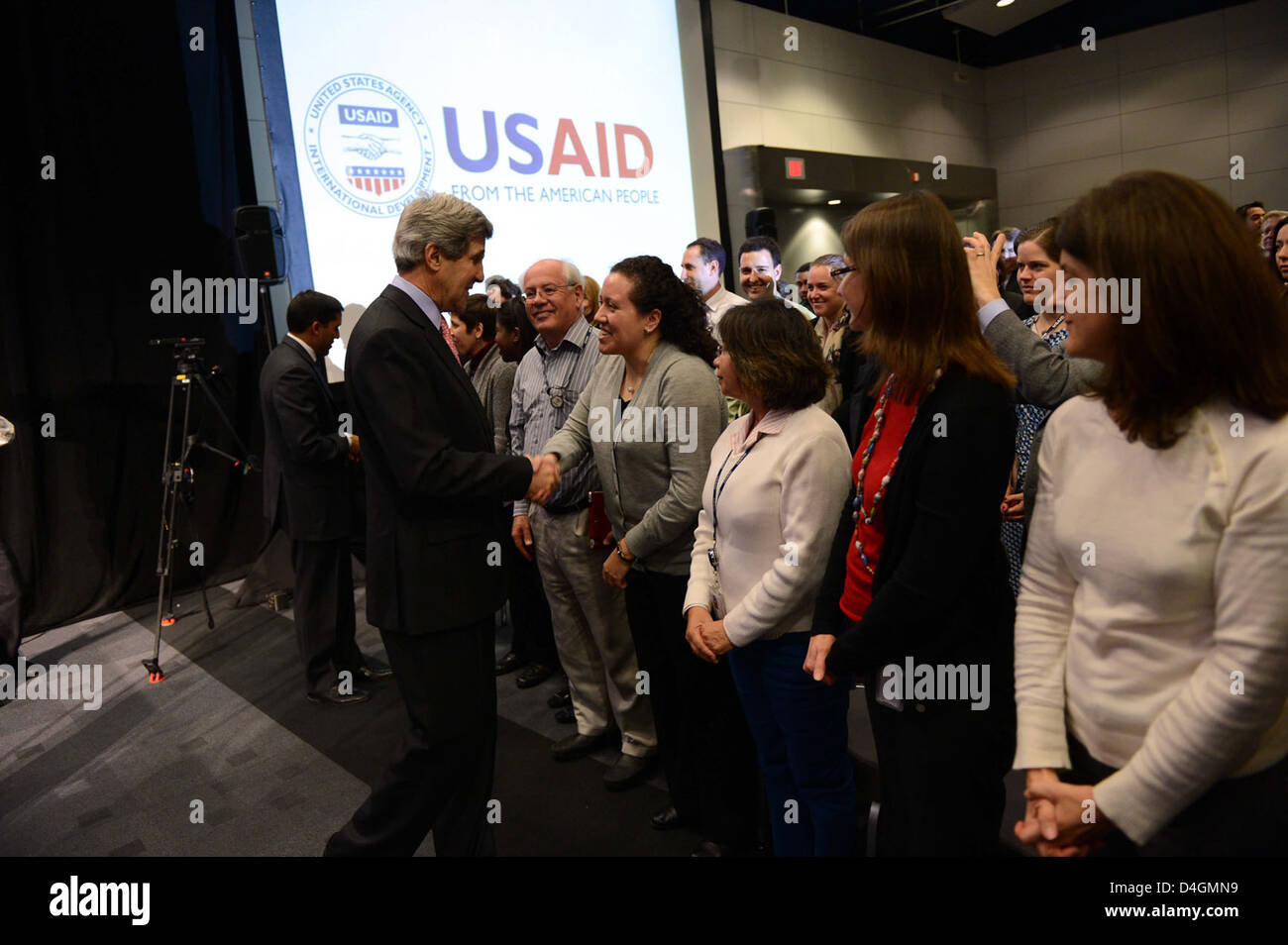 Secretary Kerry spricht mit USAID Mitarbeiter Stockfoto