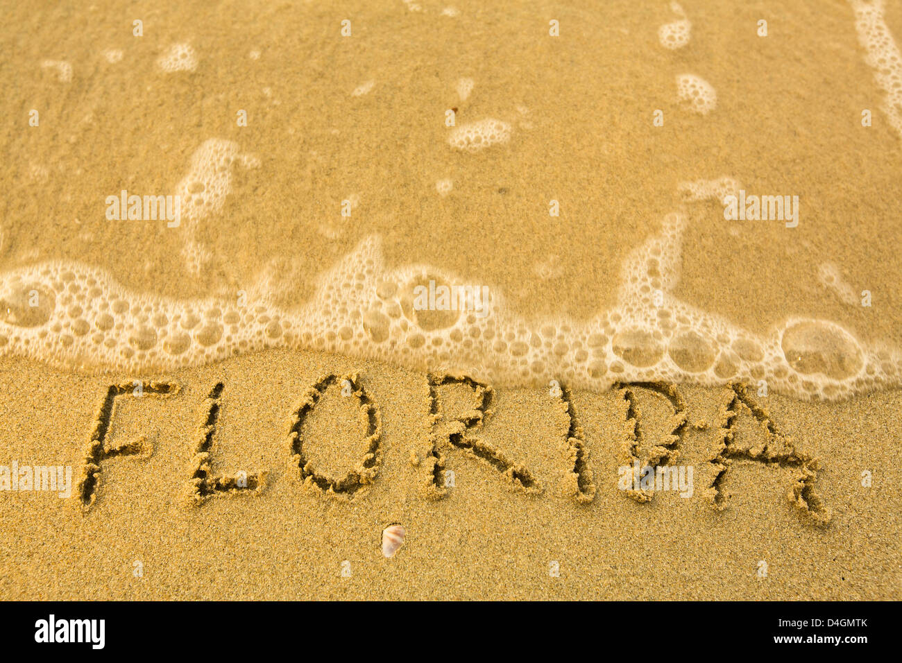 Florida - geschrieben im Sand am Strand Textur - weiche Welle des Meeres. Stockfoto