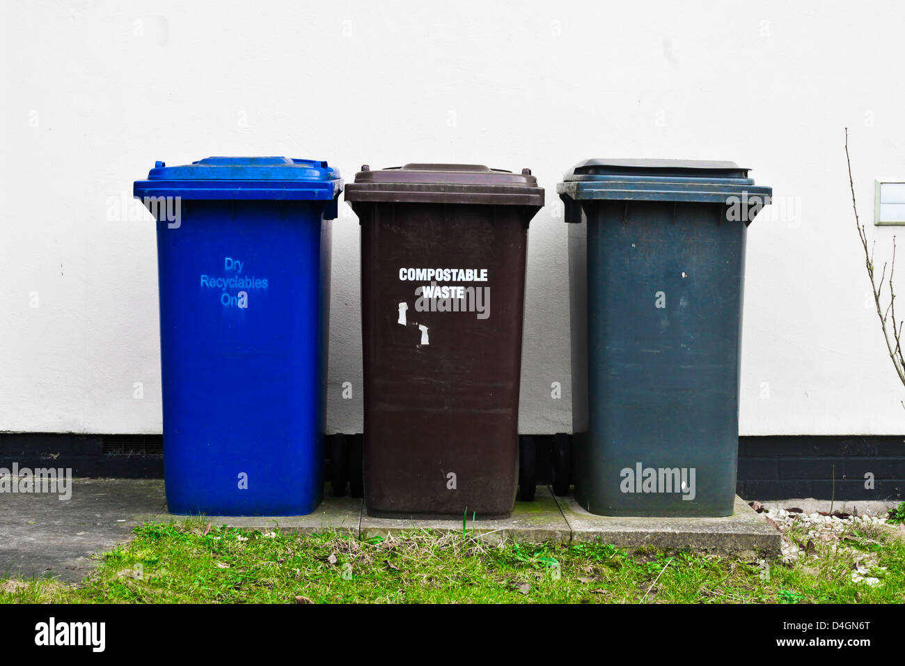 Drei Kunststoff Mulltonnen Vor Einem Haus Stockfoto Bild