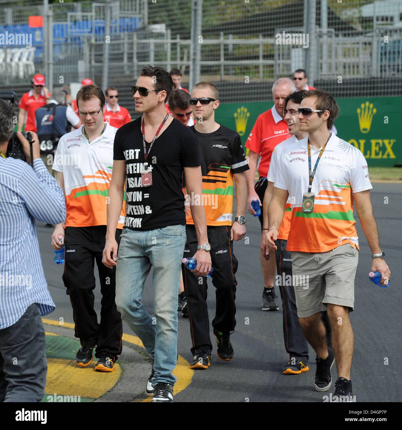 Melbourne, Australien. 13. März 2013.  Zwingen, Indien deutsche Pilot Adrian Sutil zu Fuß rund um die Strecke mit Ingenieuren Formel 1 GP Melbourne Kredit: Aktion Plus Sportbilder / Alamy Live News Stockfoto
