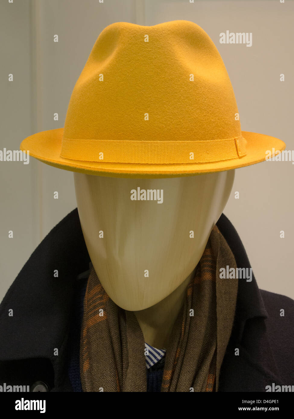 Der Mann Mit Dem Gelben Hut Kostüm Mann mit dem gelben hut -Fotos und -Bildmaterial in hoher Auflösung – Alamy