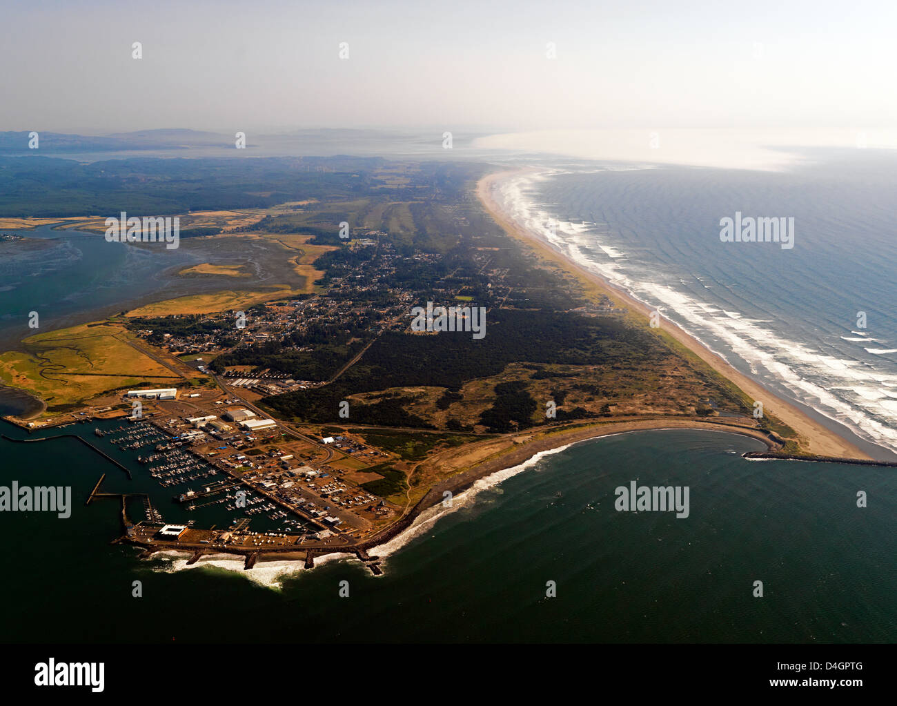 Eine Luftaufnahme der Gemeinde von Westport an der Küste von Washington. Stockfoto