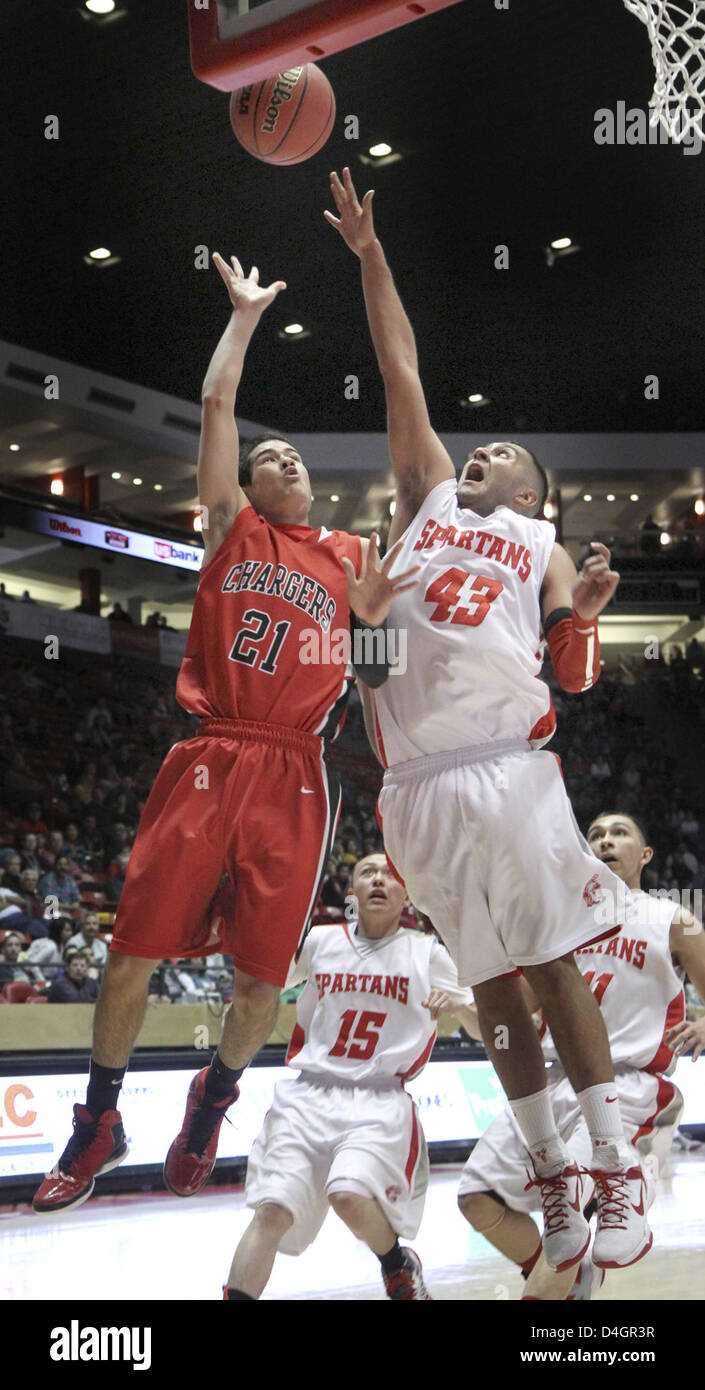 13. März 2013 - Albuquerque, NM, USA - Greg Sorber--Albuquerque Akademie Joel Sachs, 21, führt einen Torwurf Bernalillos Alan Rodriguez, 43, versucht, während der junge blockieren "4A State Basketball Spiel auf Mittwoch, 13. März 2013. Akademie gewann 77-71. (Kredit-Bild: © Greg Sorber/Albuquerque Journal/ZUMAPRESS.com) Stockfoto