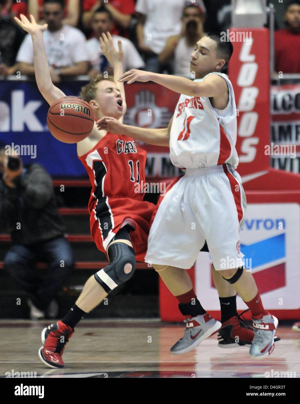 13. März 2013 - Albuquerque, NM, USA - Greg Sorber--Albuquerque Akademie Blaise Mariner, fällt runter links nach einer Kollision mit Bernalillos Brandon Saiz, 11, während der junge "4A State Basketball Spiel auf Mittwoch, 13. März 2013. Akademie gewann 77-71. (Kredit-Bild: © Greg Sorber/Albuquerque Journal/ZUMAPRESS.com) Stockfoto