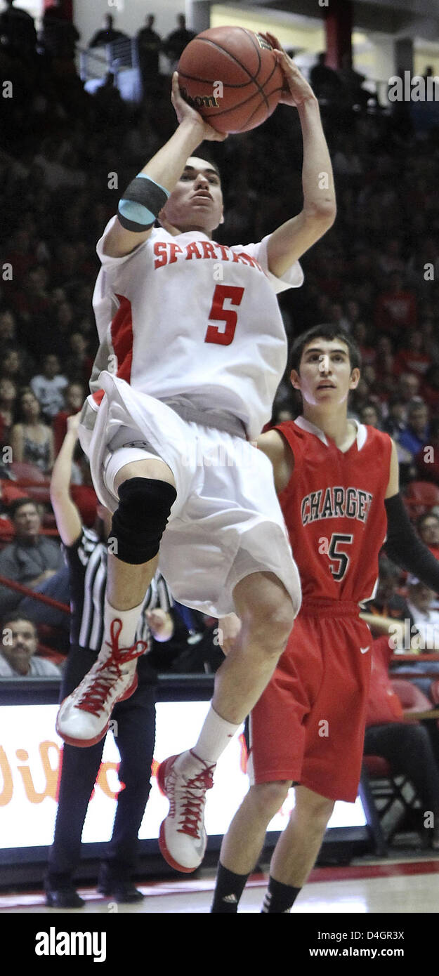 13. März 2013 - Albuquerque, NM, USA - Greg Sorber--Bernalillos Tristan Arnett, 5, steigt für einen Schuss vor Albuquerque Akademie Bryan Jaramillo, 5, während der junge "4A State Basketball Spiel auf Mittwoch, 13. März 2013. Akademie gewann 77-71. (Kredit-Bild: © Greg Sorber/Albuquerque Journal/ZUMAPRESS.com) Stockfoto