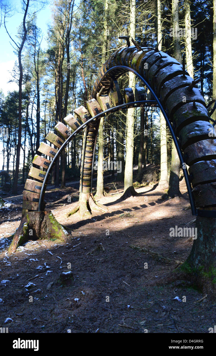 Holzskulpturen aus dem Pendle Skulpturenweg im Aitken Wood in der Nähe von Gerste in Lancashire Stockfoto