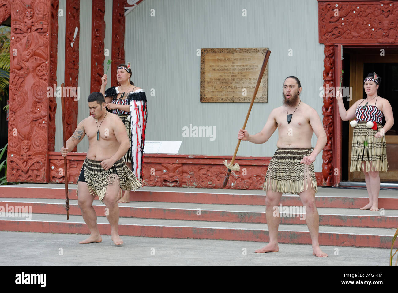 Maori willkommen Tanz-Performance, Te Puia, Rotorua, Nordinsel, Neuseeland Stockfoto