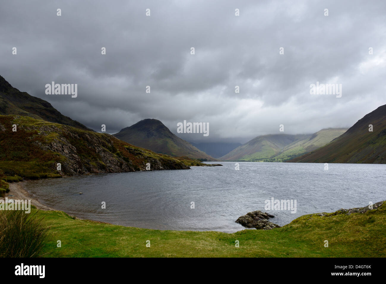 Dramatische Wastwater mit großen Giebel, Lingmell, Yewbarrow, Scafell, in der Ferne. Der Lake District, England, 36MPX, HI-RES Stockfoto