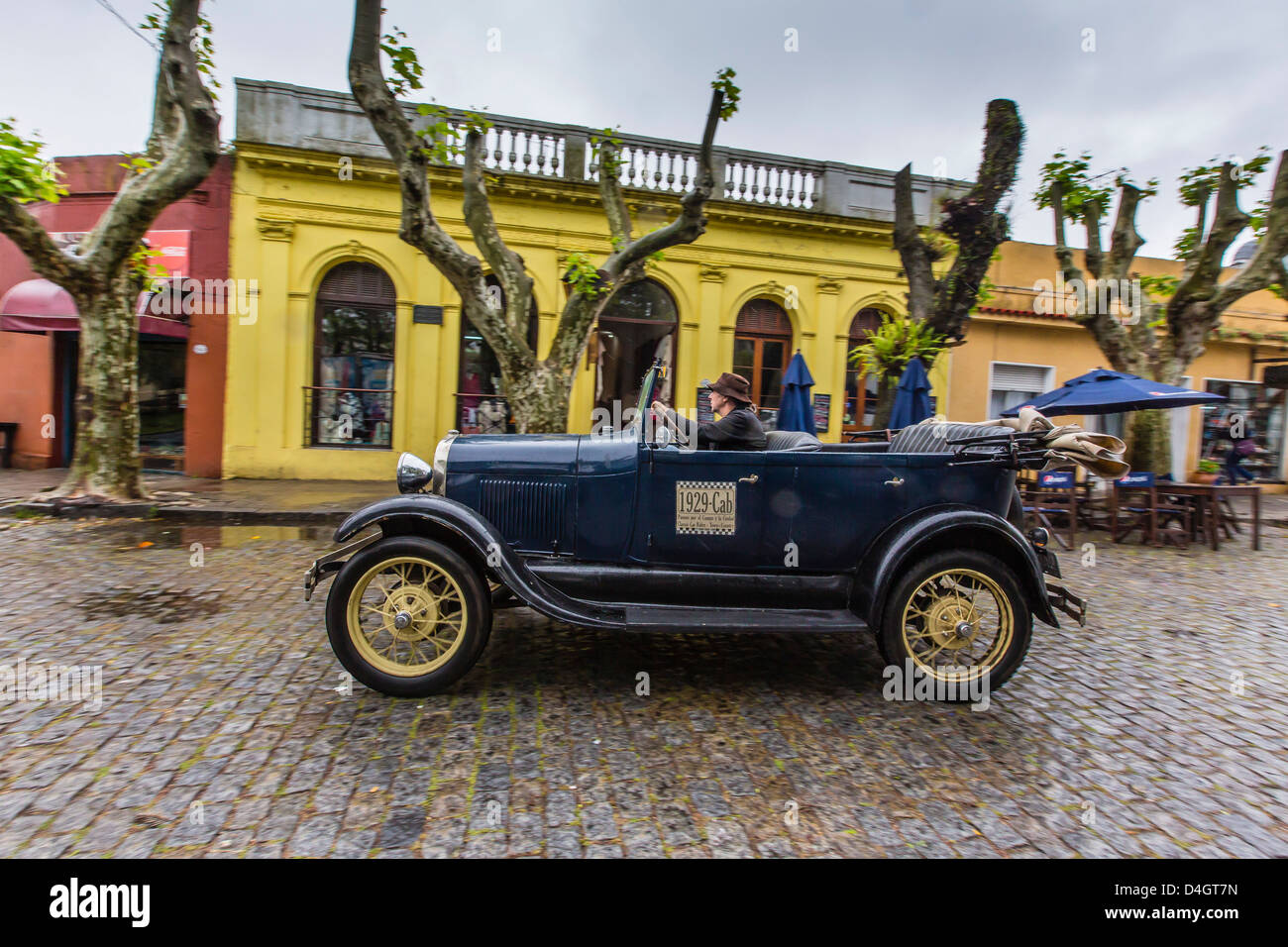 Altes Auto als Taxi auf gepflasterte Straße in Colonia del Sacramento, Uruguay, Südamerika Stockfoto