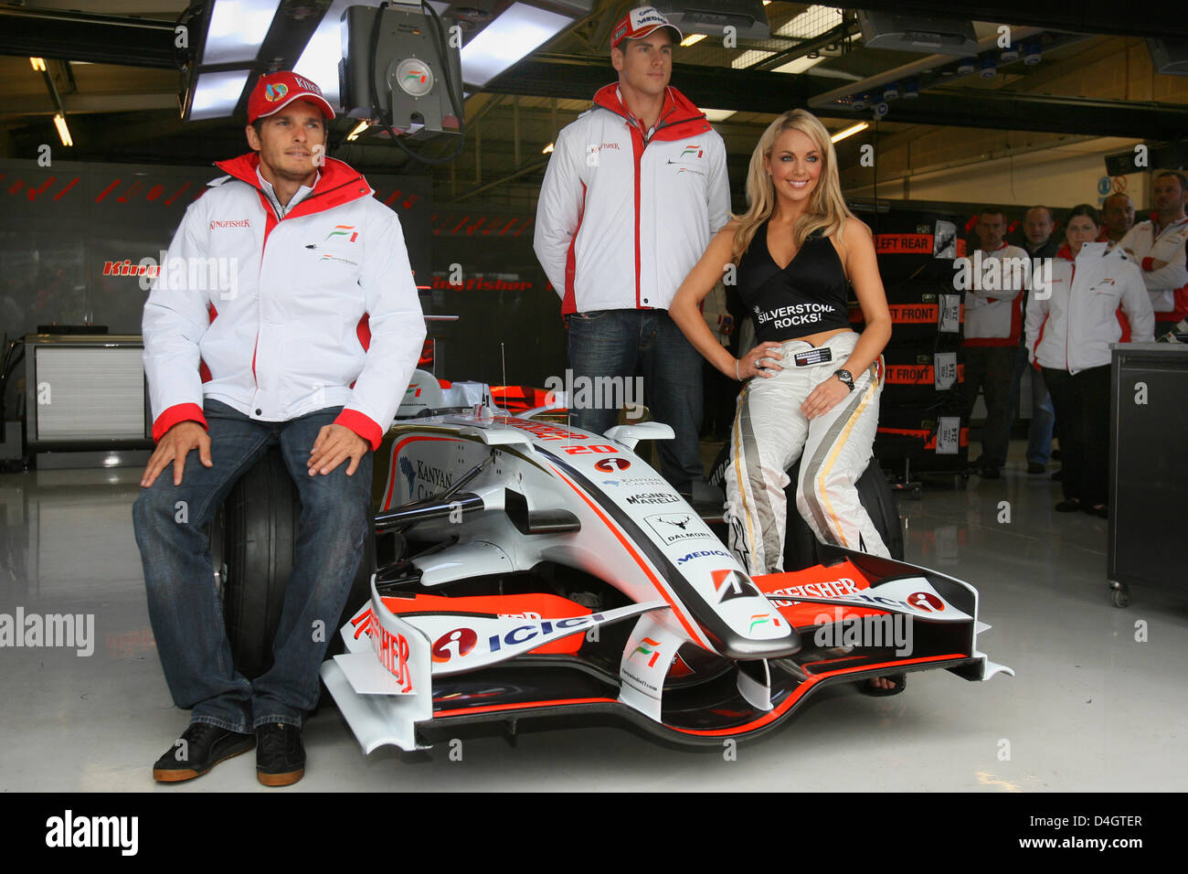 Miss Großbritannien, stellt Gemma Garret (R) mit Force India Fahrer Giancarlo Fisichella (L) und Adrian Sutil in ihre Kraft Indien-Box während des Grand Prix Grand Prix beim Silverstone-Rennen in Northamptonshire, Großbritannien auf Sonntag, 6. Juli 2008 zu verfolgen. Die Formel 1 British Grand Prix findet am 6. Juli 2008. Foto: Jens Büttner Stockfoto