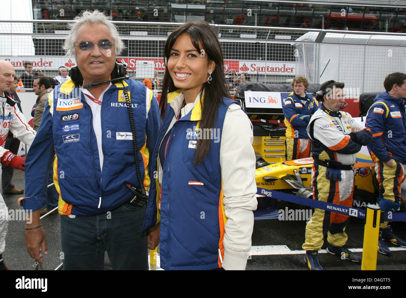 Italienische Flavio Briatore, Teamchef von Renault und seine Frau Elisabetta Gregoraci gesehen auf der Strecke vor den britischen Grand Prix in Silverstone-Rennen verfolgen in Northamptonshire, Großbritannien, 6. Juli 2008. Foto: CARMEN JASPERSEN Stockfoto