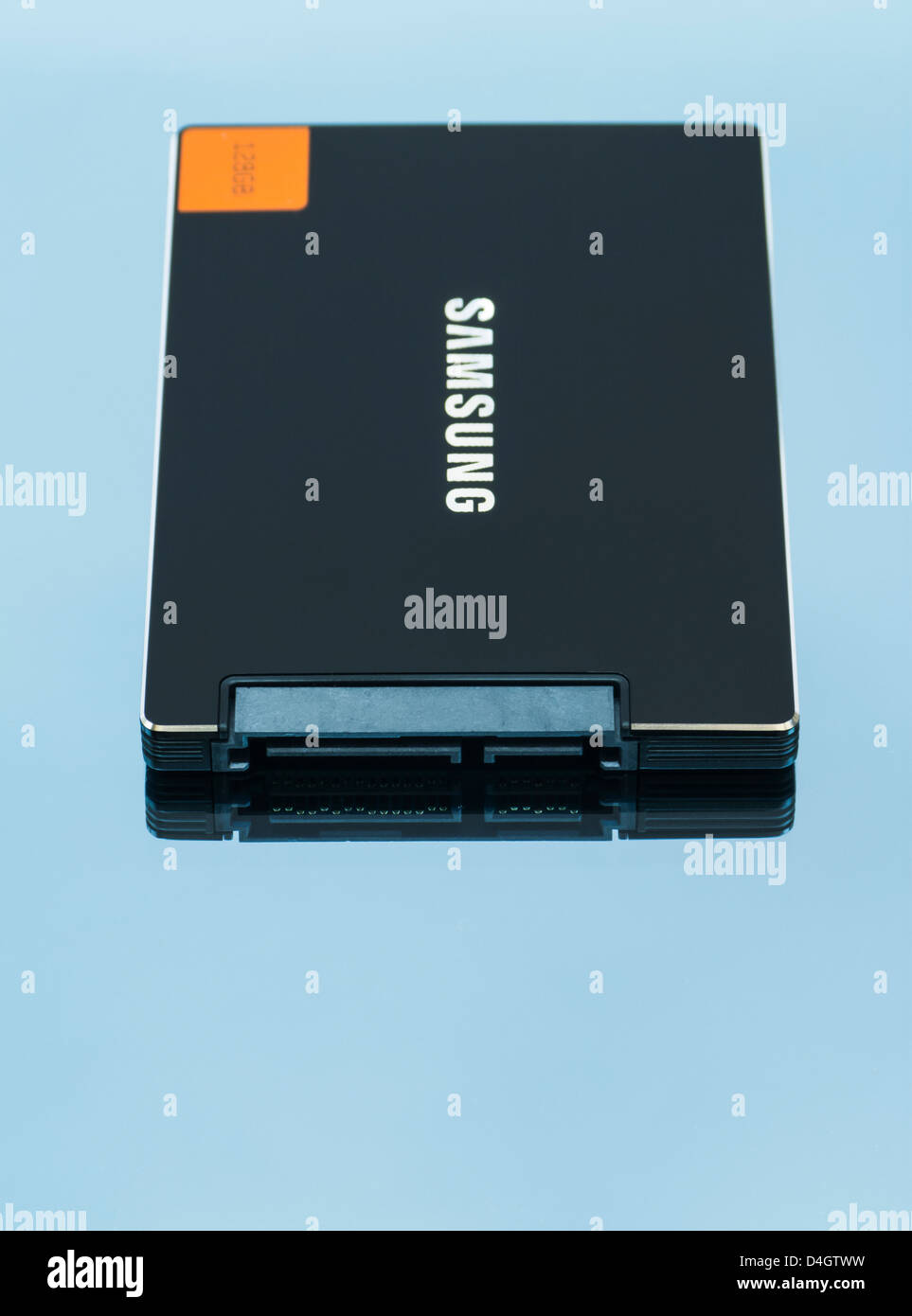 Samsung Solid State Drive 830 Serie auf blau reflektierender Oberfläche, hohe Winkelansicht Stockfoto