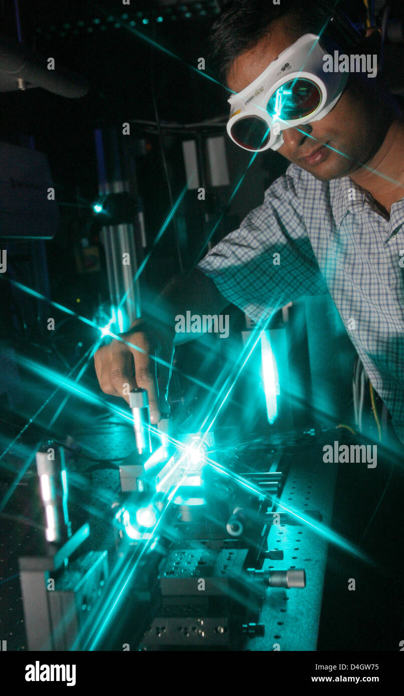 Krzysztof Wielgo (Polen) führt ein Experiment im Labor "ultra Optics" Laser "Institut für angewandte Physik" am Friedrich-Schiller-Universität Jena, Deutschland, 9. Juli 2008. Sie nehmen Teil an der Summer School des master-Studiengangs "Optik in Science and Technology" (OpSciTech), das dauert bis zum 11. Juli. Jenaer Friedrich-Schiller-Universität, Imperial College London, Te Stockfoto