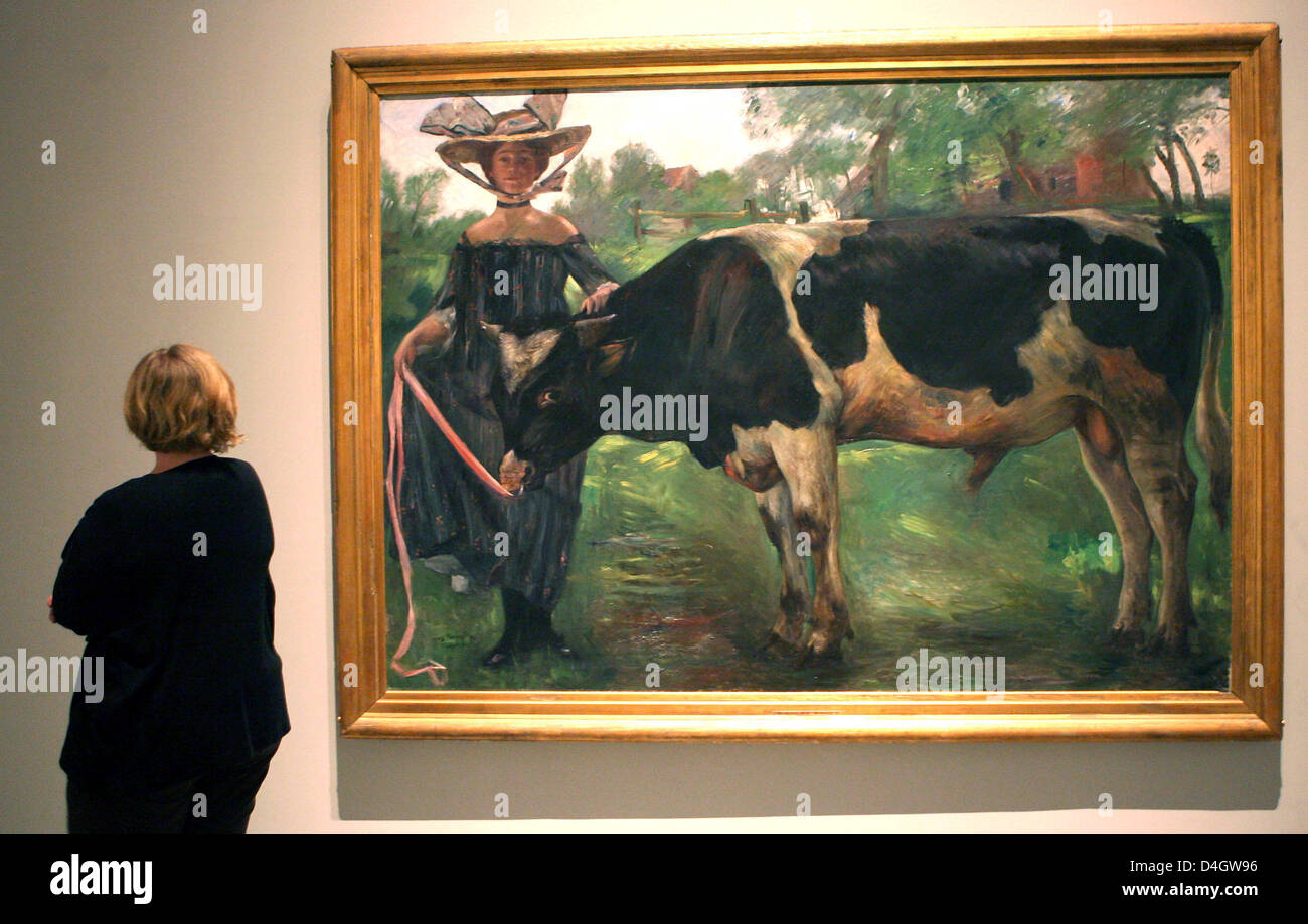 Eine Frau betrachtet das Gemälde "Näher Mit Dem Stier (Charlotte)" (wörtlich: "Mädchen mit dem Stier (Charlotte)") (1902) von Lovis Corinth (1858-1925) in der Ausstellung "Lovis Corinth Und Die Geburt der Moderne" ("Lovis Corinth und die Geburt der moderne") im "Museum der Bildenden Kuenste" (wörtlich: "Museum der bildenden Künste") in Leipzig, Deutschland, 9. Juli 2008. Anlässlich der Stockfoto