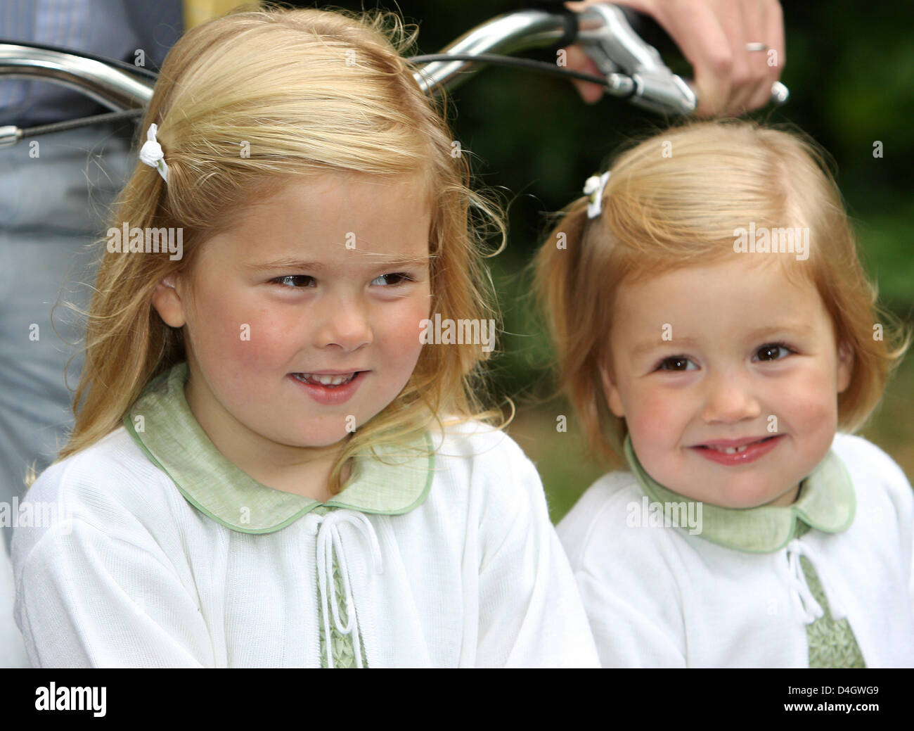 Prinzessin Catharina Amalia L Und Prinzessin Alexia Der Niederlande Sind Abgebildet Wahrend Ein Foto Shooting Auf Dem Landgut The Horsten Wo Der Kronprinz Und Die Kronprinzessin In Wassenaar Niederlande 11 Juli 2008 Leben Foto
