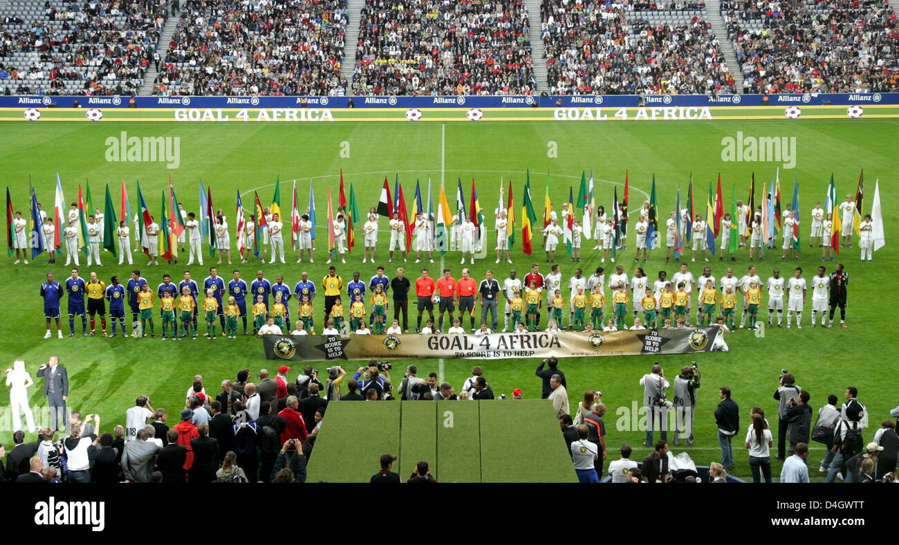 Zwei Fußballmannschaften der Europäischen höchsten Spielklassen sind auf  dem Fußballplatz während Fußball Benefizspiel "Goal4Africa" in  "Allianzarena" in München, Deutschland, 12. Juli 2008 abgebildet. Die Teams  mit niederländischen Fußballspieler ...