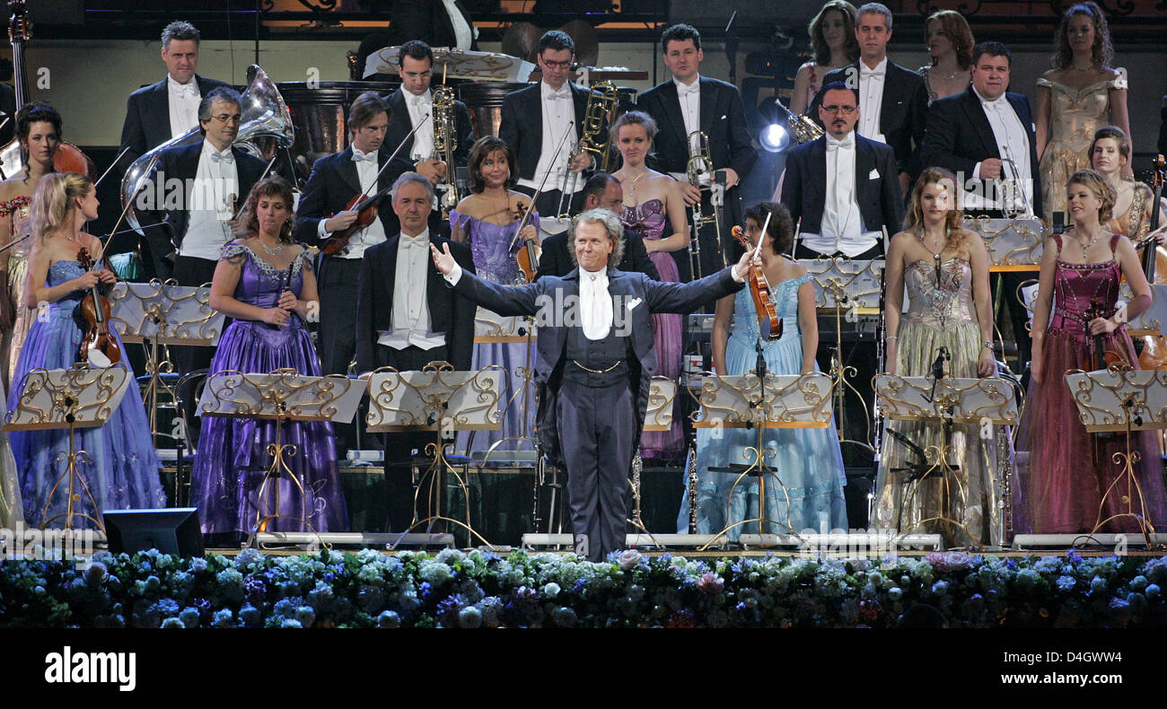 "Walzer König" Andre Rieu führt vor einer Kulisse von österreichischen Schloss "Schönbrunn" mit seinem Johann Strauss Orchester in Leipzig, Deutschland, 12. Juli 2008. Laut Veranstalter die 125 Meter lang und 35 Meter hohe Burg ist die Landschaft der größten Einstellung jemals gebaut für eine Konzert-Tournee. Freuen Sie sich auf zwei Bereiche skating, einen Ballsaal, Wasserspiele und 14 Wagen mit 36 Pferde. Stockfoto