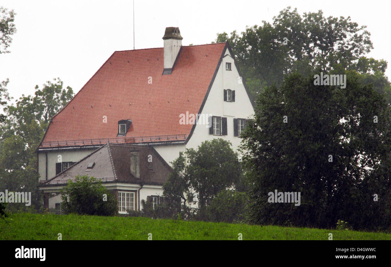 Das Bild zeigt die Burg "Kempfenhausen" am Starnberger See in der Nähe von Berg, Deutschland, 14. Juli 2008. Die standesamtliche Trauung von deutscher Fußballspieler Michael Ballack und seine Lebensgefährtin Simone Lambe fand auf der Burg von der Gemeinde Bürgermeister Rupert Monn durchgeführt. Foto: Matthias Schrader Stockfoto