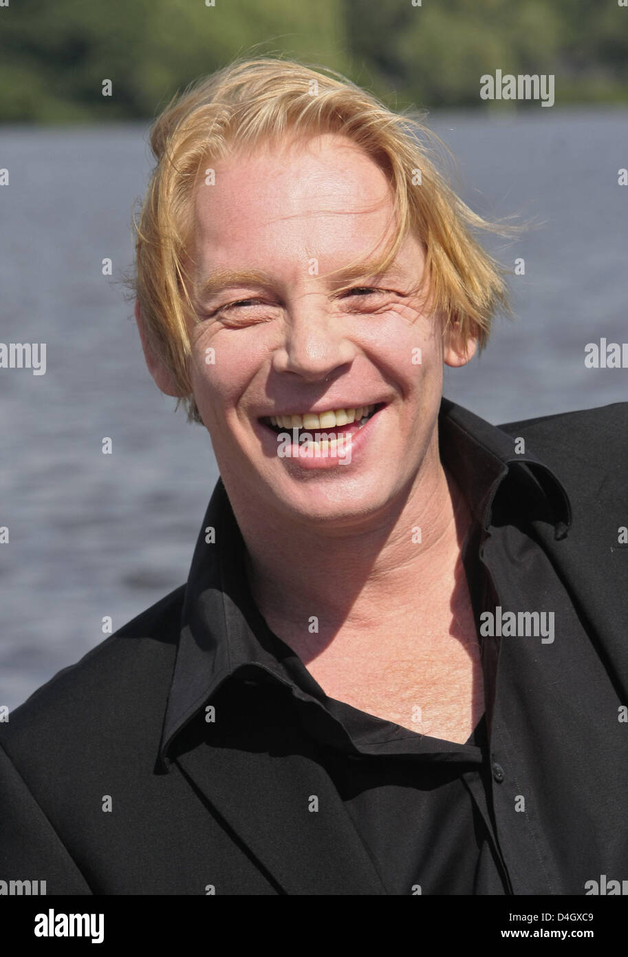 Deutscher Schauspieler Ben Becker stellt während des Telefonats Foto auf der "Außenalster" in Hamburg, Deutschland, 16. Juli 2008. Becker liest Passagen aus der Bibel während einer dreistündigen am 12. Oktober 2008 begleitet von Musik in Berlin zeigen. Foto: Ulrich Perrey Stockfoto