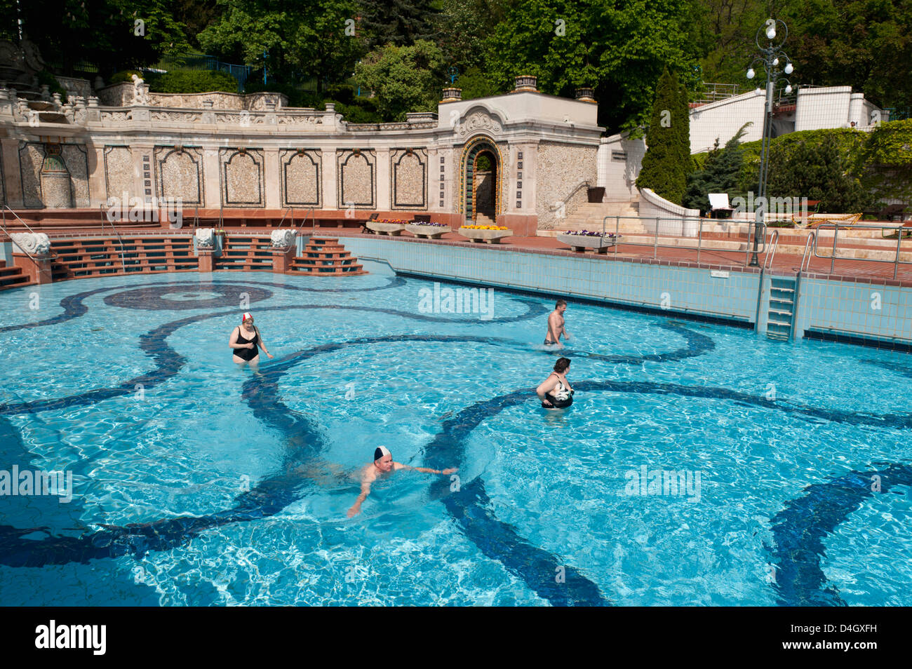 Außenpool mit Menschen, Gellertbad, Budapest, Ungarn Stockfoto