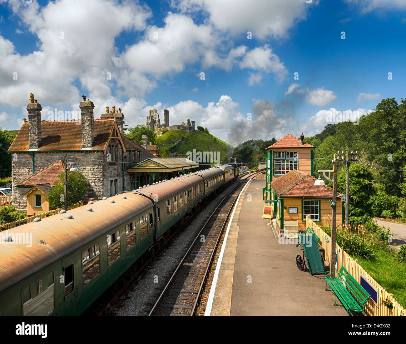 Ein Dampfzug zieht dem Bahnhof in Corfe Castle in Dorset Stockfoto