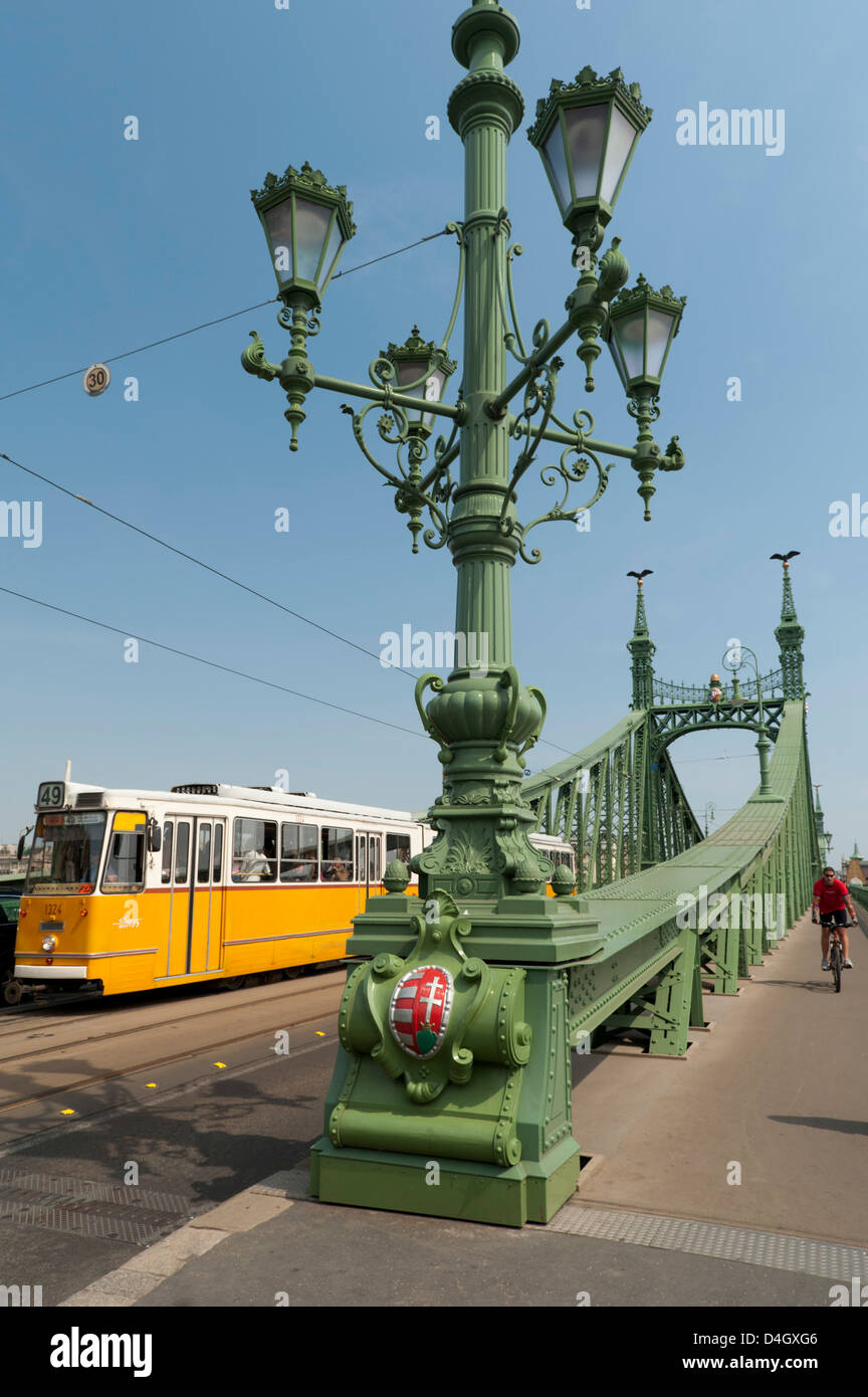 Straßenbahn und Radfahrer auf Unabhängigkeit Brücke über die Donau, Budapest, Ungarn Stockfoto