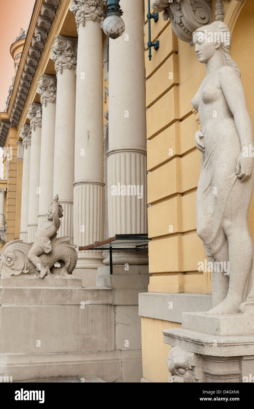 Statuen und Dekorationen rund um den Eingang der Szechenyi Baths, Stadtpark, Budapest, Ungarn Stockfoto