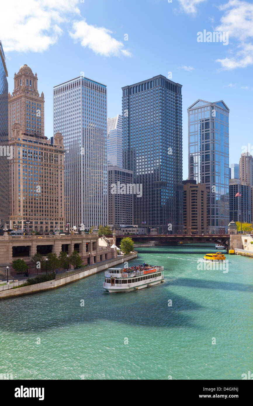 Touristenboot auf dem Chicago River mit Glas ragt hinter auf West Wacker Drive, Chicago, Illinois, USA Stockfoto