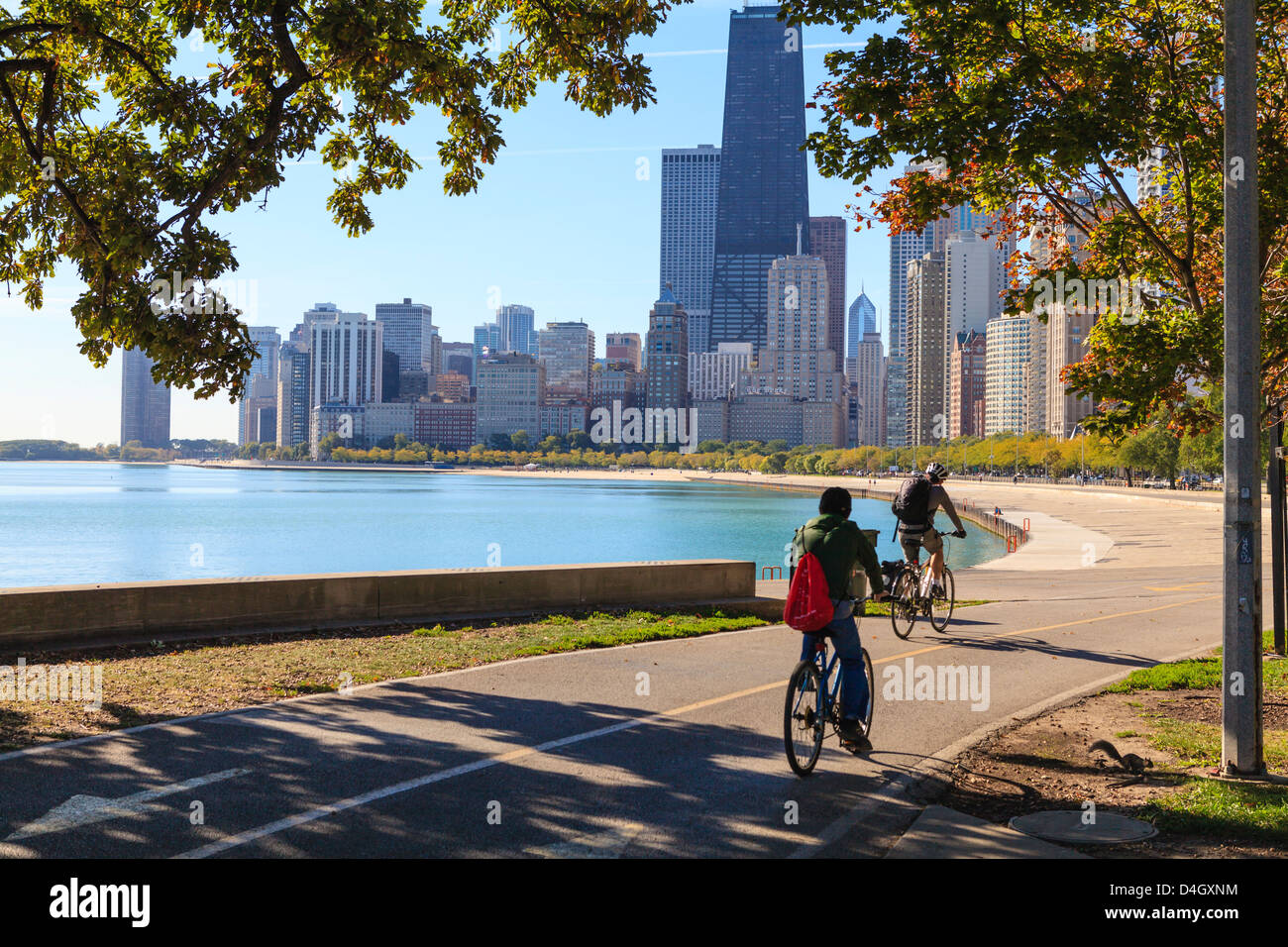 Radfahrer fahren entlang Lake Michigan mit der Skyline von Chicago über Chicago, Illinois, USA Stockfoto