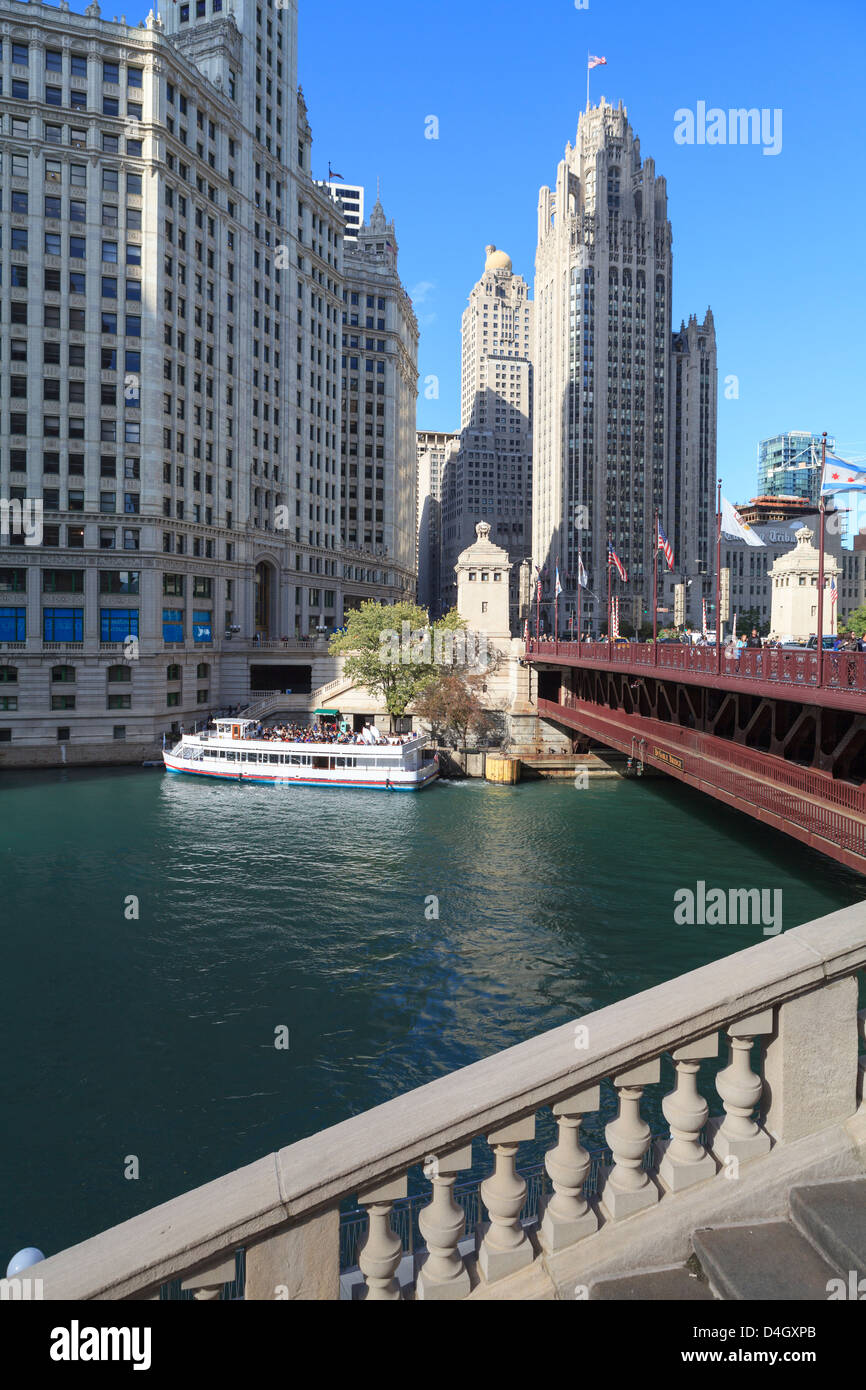 Chicago River und DuSable Brücke mit Wrigley Building und Tribune Tower, Chicago, Illinois, USA Stockfoto