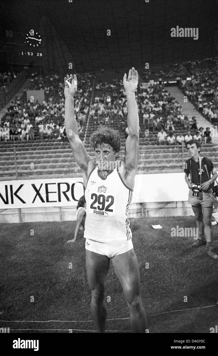 (Dpa Datei) - die Datei Bild datiert 26. Juli 1983 zeigt tschechischen Läufer Jarmila Kratochvilova nach der Einstellung einer neuen Weltrekordzeit von 01:53:28 Stunden über 800 m in München. Foto: Dpa Stockfoto