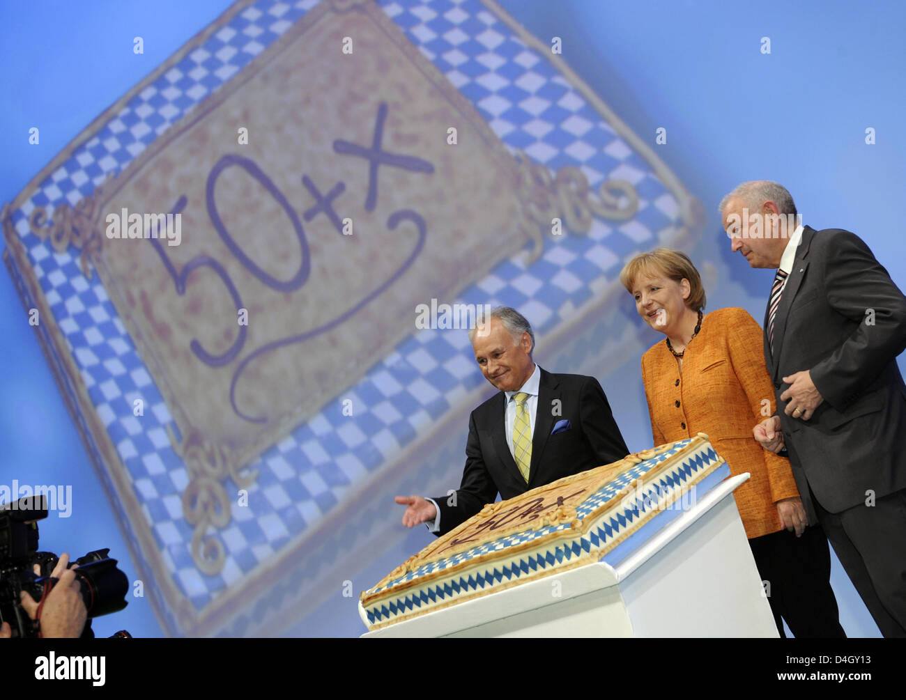 German chancellor Angela Merkel (C) wird mit einer Torte anlässlich des 54. Geburtstag neben Bavarian Prime Minister Guenther Beckstein (R) und CSU-Vorsitzende Erwin Huber (L) auf dem CSU-Parteitag in Nürnberg, 18. Juli 2008 vorgestellt. Der Kongress wird bis 19. Juli 2008 stattfinden. Foto: Peter Kneffel Stockfoto