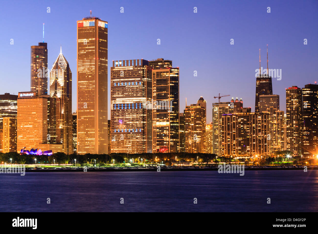 Chicago Stadtbild in der Abenddämmerung betrachtet vom Lake Michigan und Chicago, Illinois, USA Stockfoto