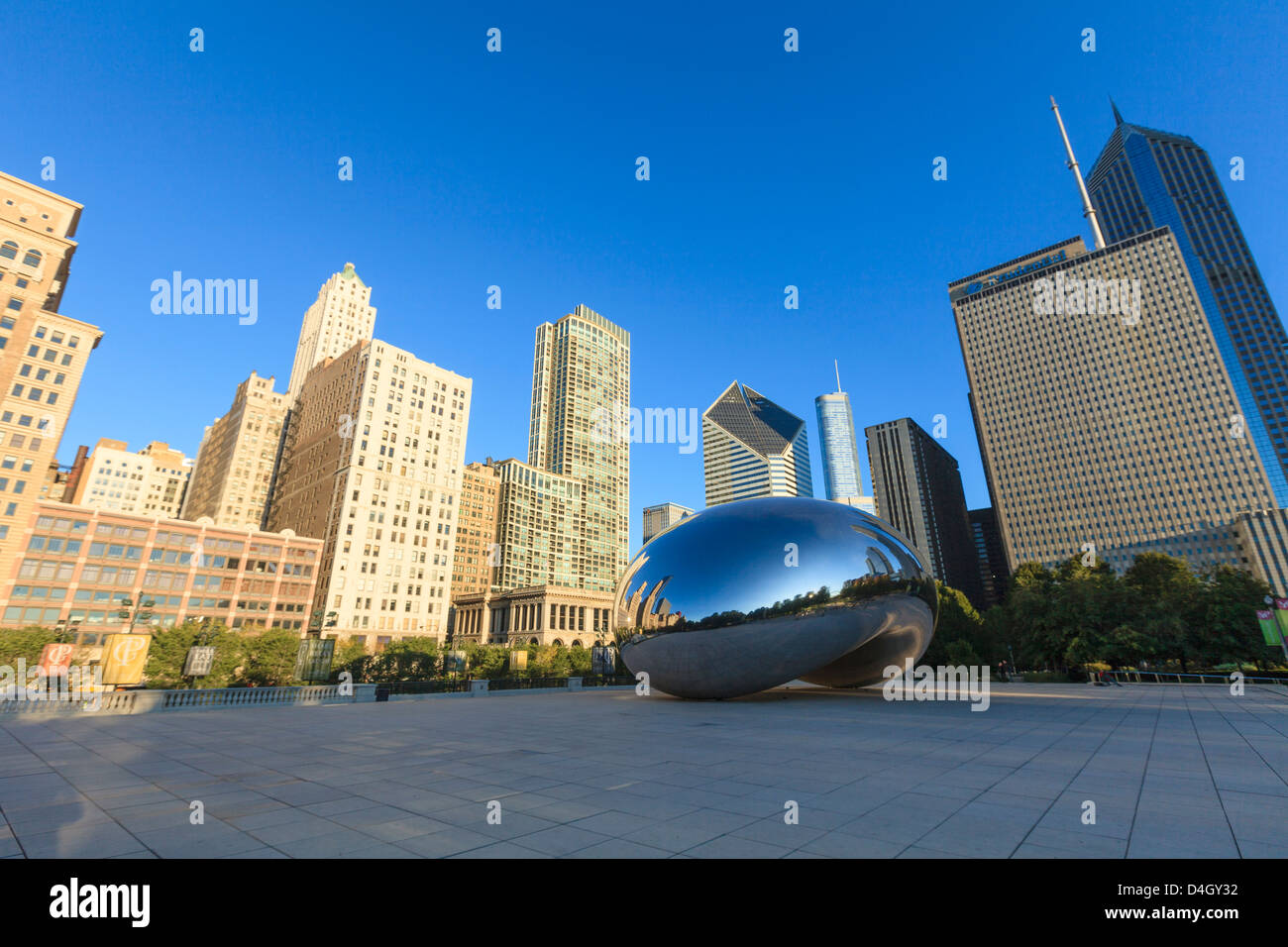 Stadtansicht vom Millennium Park und die Cloud Gate Stahl-Skulptur von Anish Kapoor, Chicago, Illinois, USA Stockfoto