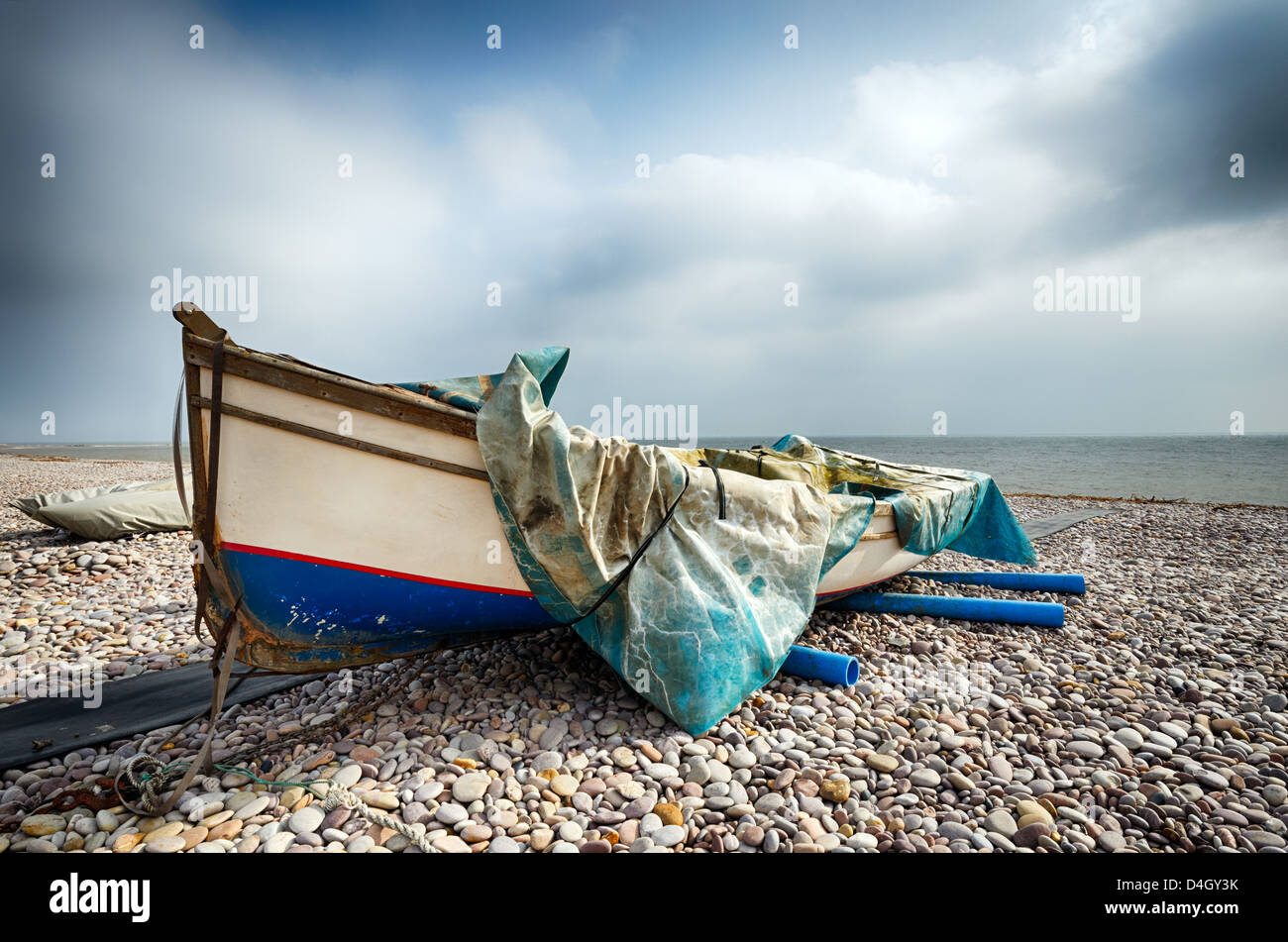 Angelboot/Fischerboot, die Hälfte mit Plane am Strand von Budleigh Salterton in Devon drapiert Stockfoto