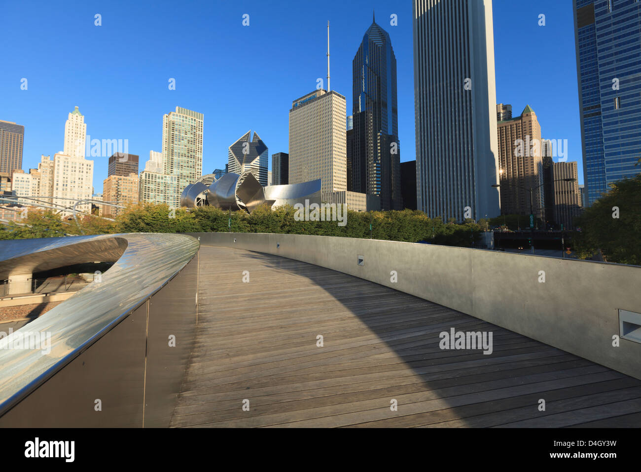 Stadtbild von der BP Fußgängerbrücke, entworfen von Frank Gehry, Chicago, Illinois, USA Stockfoto